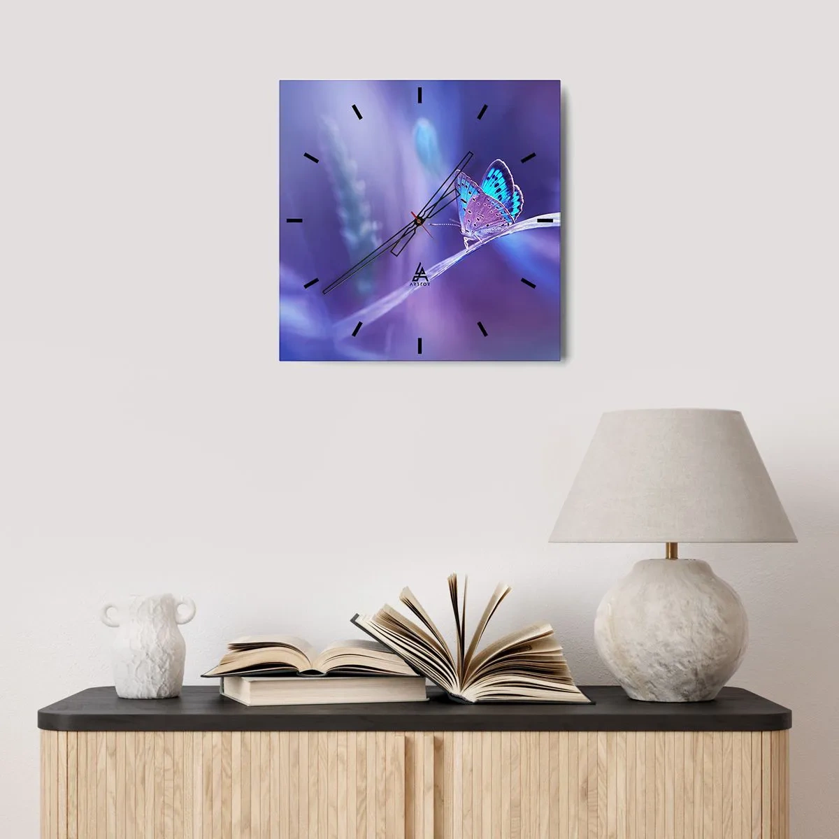 Reloj de pared - Reloj de vidrio - Una delicada mariposa azul sobre un tallo en luz violeta. - 30x30cm - Una joya de la naturaleza - Decoración de pared moderna para salón y dormitorio ARTTOR