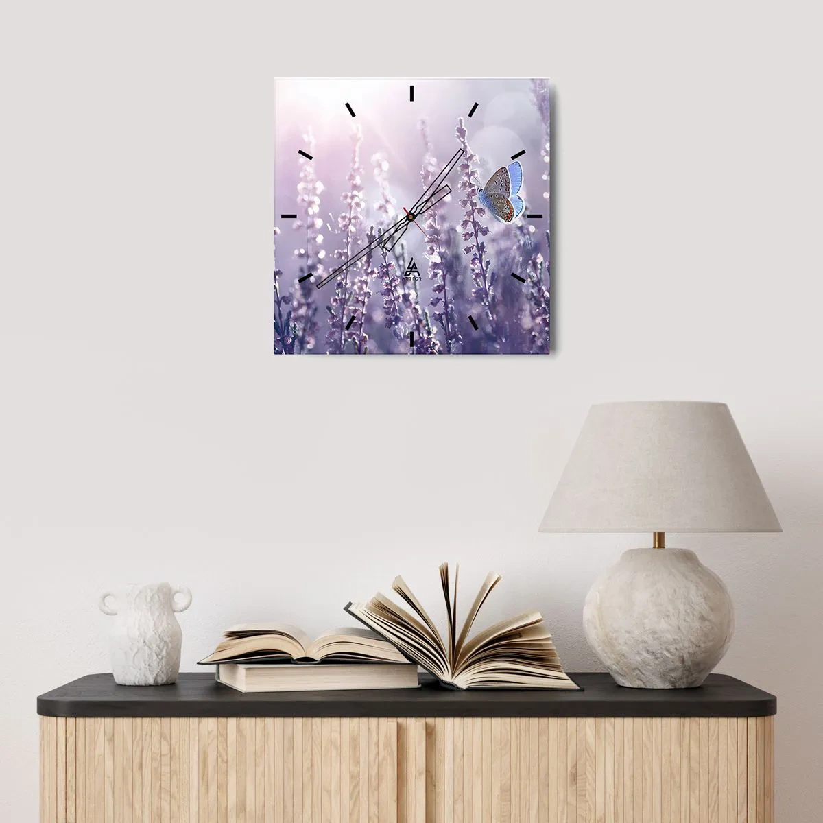 Reloj de pared - Reloj de vidrio - Una mariposa sobre lavanda en flor a la luz de la mañana. - 30x30cm - El beso de una mariposa - Decoración de pared moderna para salón y dormitorio ARTTOR