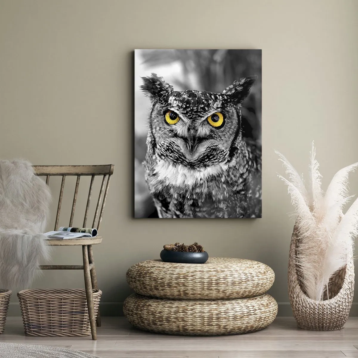 Cuadro sobre lienzo - Impresión de Imagen - Una fotografía en blanco y negro de un búho con ojos amarillos. - 50x70cm - Nada se puede ocultar - Decoración de pared moderna para salón y dormitorio ARTTOR