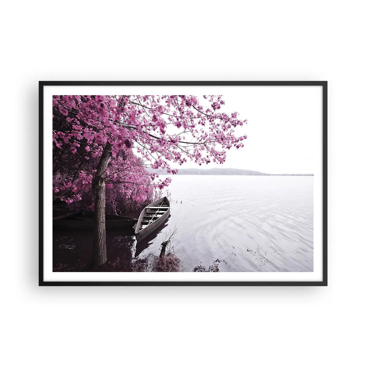 Póster en marco negro - Un barco en la orilla de un lago entre árboles rosados. - 100x70cm - En el silencio rosa - Decoración de pared moderna para salón y dormitorio ARTTOR