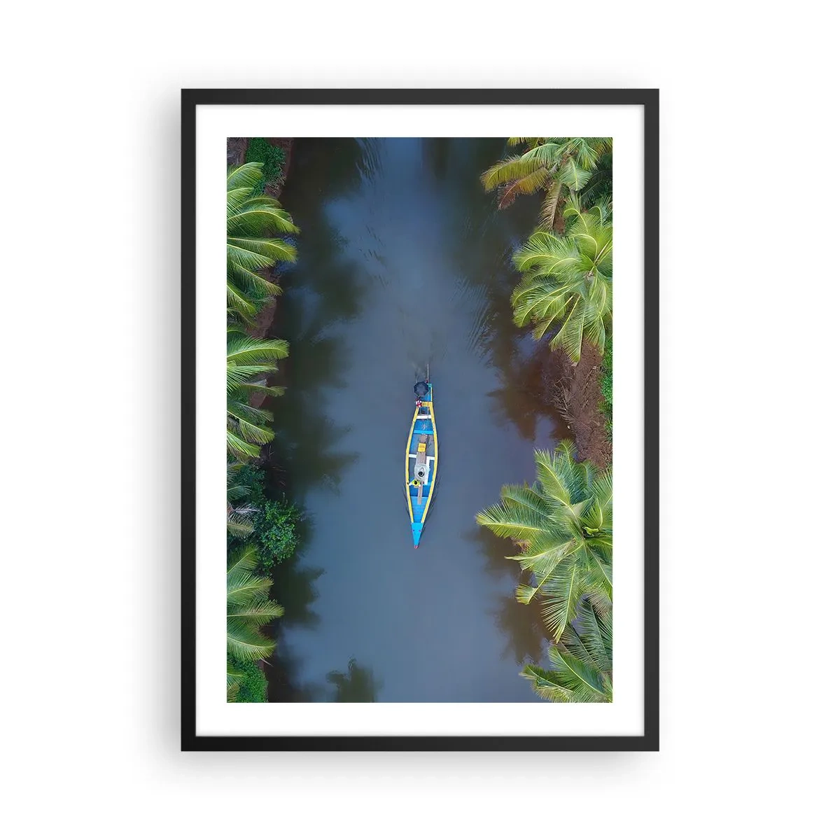 Póster en marco negro - Vista aérea de un barco flotando en un río tropical. - 50x70cm - En un sendero tropical - Decoración de pared moderna para salón y dormitorio ARTTOR