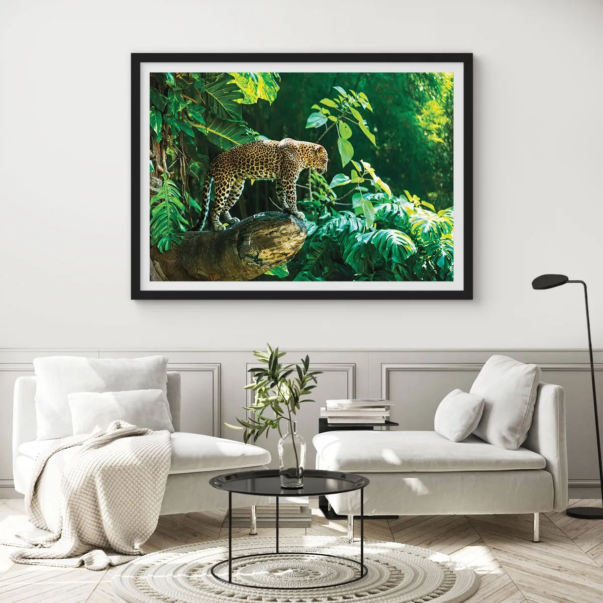 Póster en marco negro - Un leopardo de pie sobre una roca rodeado de vegetación tropical. - 100x70cm - ¿A la caza? - Decoración de pared moderna para salón y dormitorio ARTTOR