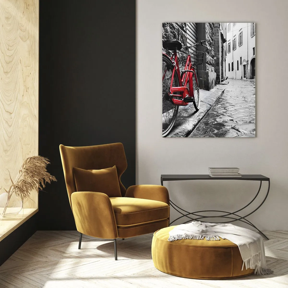 Cuadro sobre vidrio - Impresiones sobre Vidrio - Una bicicleta roja en una calle adoquinada con un fondo monocromático. - 50x70cm - La verdadera belleza no envejece - Decoración de pared moderna para salón y dormitorio ARTTOR