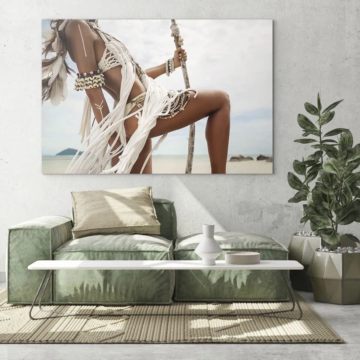 Cuadro sobre vidrio - Impresiones sobre Vidrio - Una mujer con ropa étnica con conchas y un palo en la playa. - 70x50cm - Sacerdotisa del sol - Decoración de pared moderna para salón y dormitorio ARTTOR