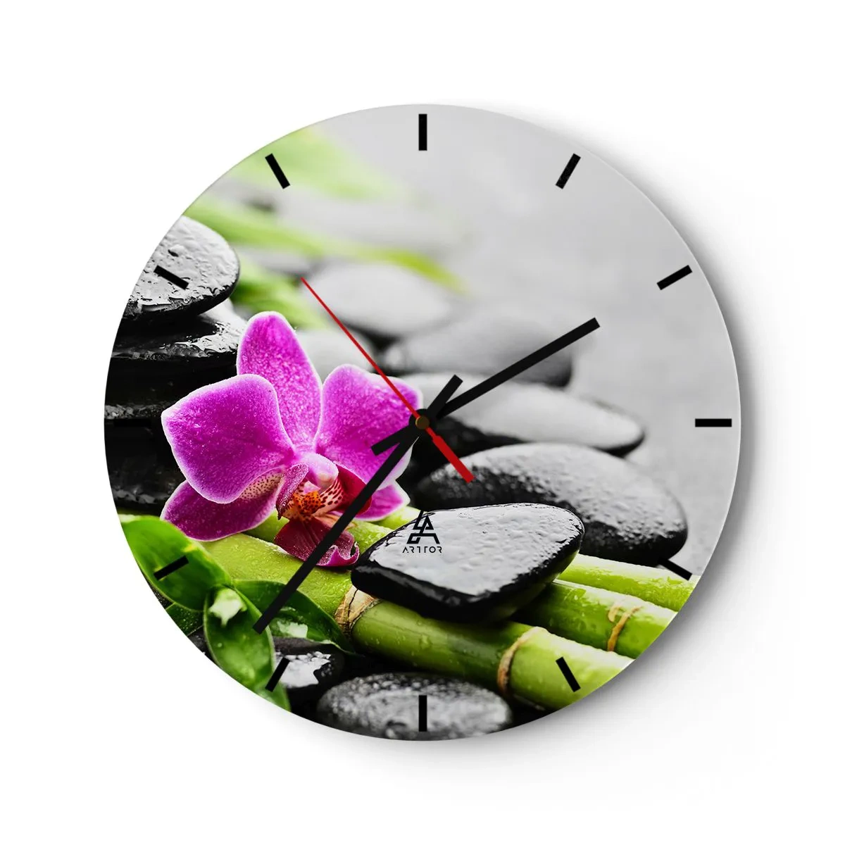 Reloj de pared - Reloj de vidrio - Flor de orquídea morada sobre un fondo de piedras y bambú. - 30x30cm - En equilibrio pacífico - Decoración de pared moderna para salón, cocina y dormitorio ARTTOR