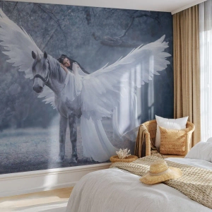 Fotomural Standard Eco - Una mujer en un caballo blanco alado en un bosque mágico. - 100x70cm - Un momento de inspiración - Decoración de pared moderna para salón y dormitorio ARTTOR
