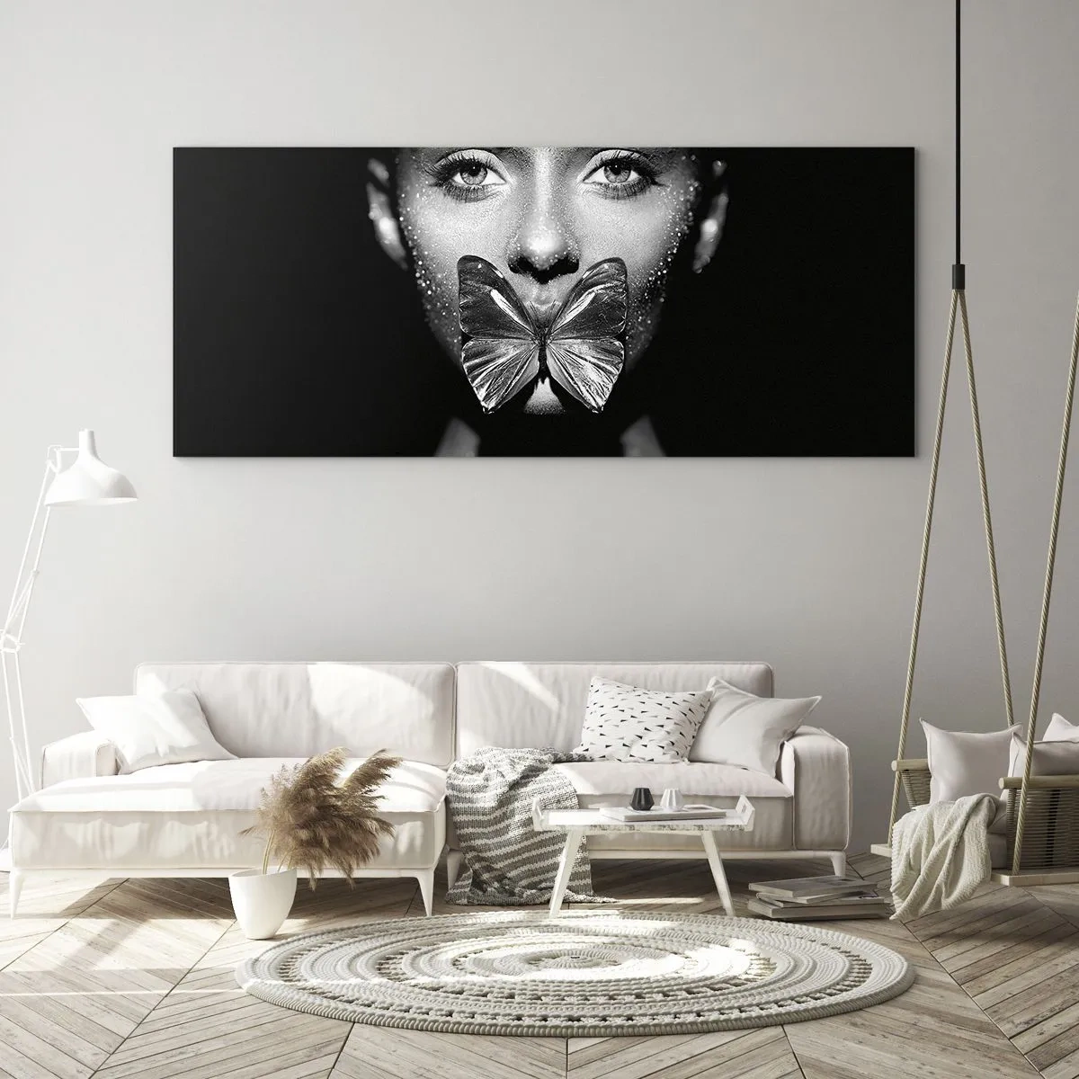 Cuadro sobre vidrio - Impresiones sobre Vidrio - Rostro de mujer en blanco y negro con una mariposa en los labios. - 120x50cm - Beso de mariposa - Decoración de pared moderna para salón y dormitorio ARTTOR