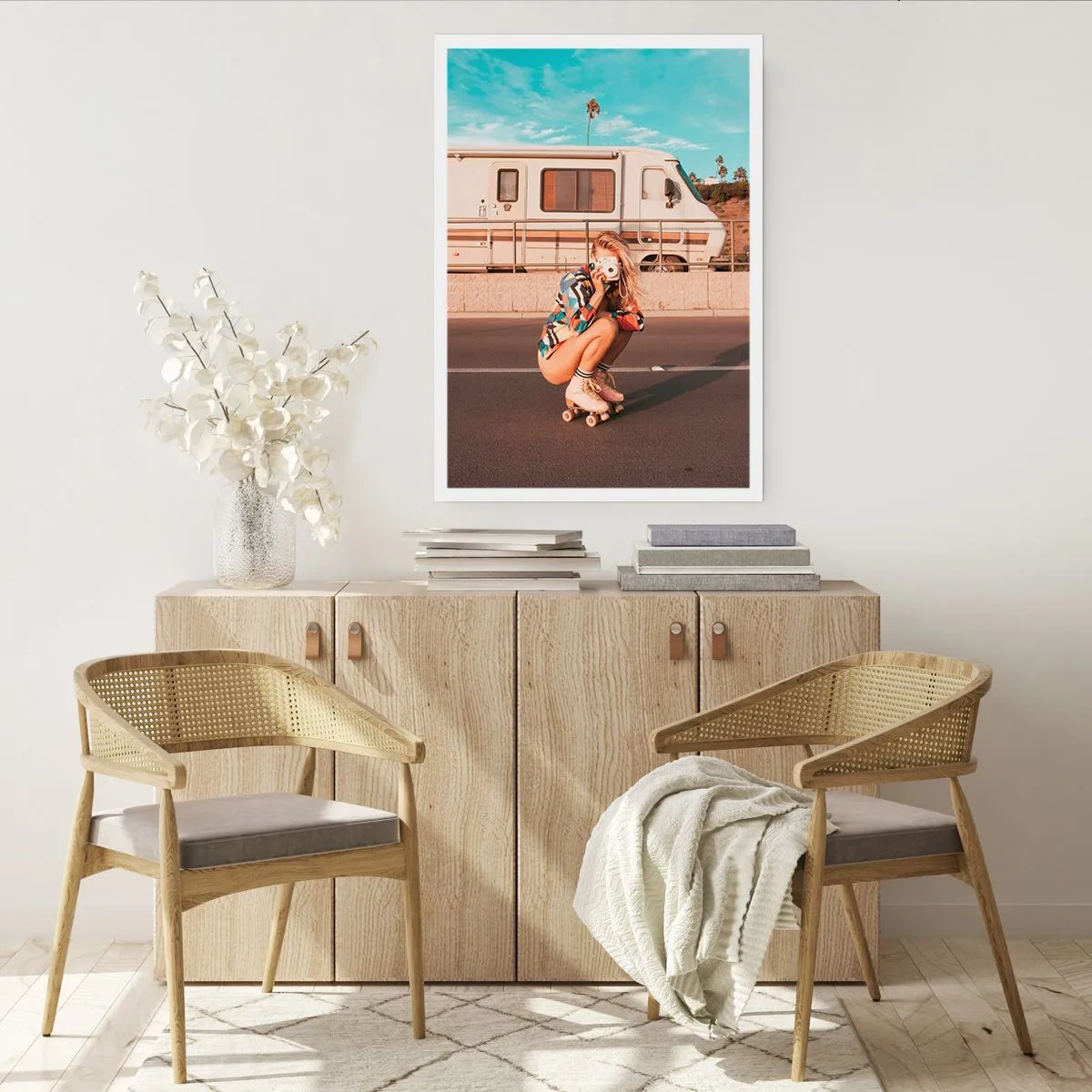 Póster - Una chica en patines con una cámara delante de una autocaravana. - 50x70cm - ¡Sonrían, por favor! - Decoración de pared moderna para salón y dormitorio ARTTOR