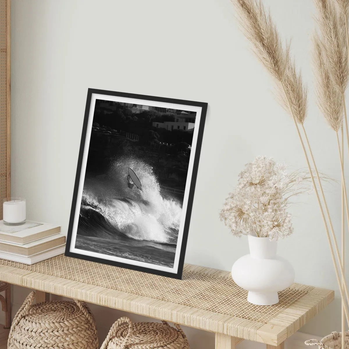 Póster en marco negro - Surfista blanco y negro en acción en olas agitadas - 50x70cm - Desafío aceptado - Decoración de pared moderna para salón y dormitorio ARTTOR