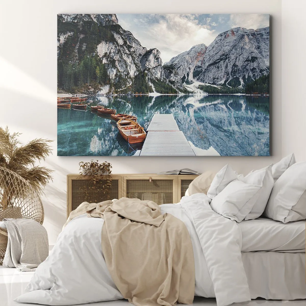 Cuadro sobre lienzo - Impresión de Imagen - Un lago con barcos rodeado de montañas. - 100x70cm - Te mostraremos la fuente de la belleza - Decoración de pared moderna para salón y dormitorio ARTTOR