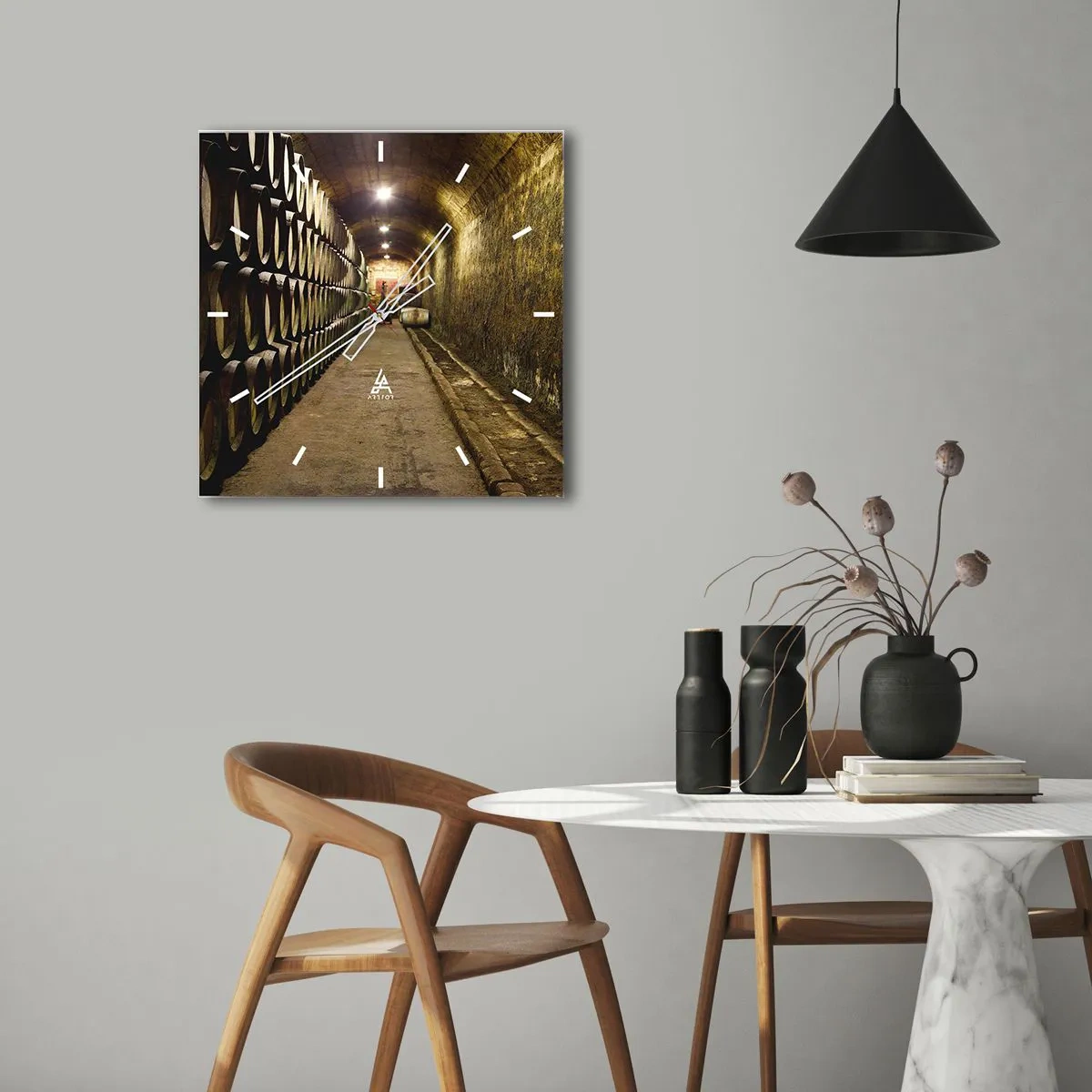 Reloj de pared - Reloj de vidrio - Una bodega con barriles de vino de madera dispuestos en filas. - 30x30cm - El placer  - Decoración de pared moderna para salón y dormitorio ARTTOR