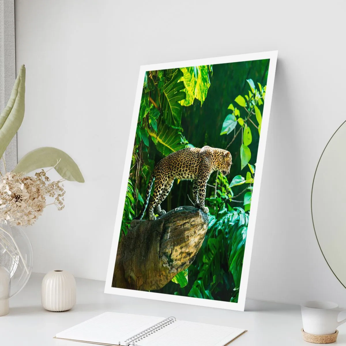 Póster - Un leopardo de pie sobre una roca en un bosque tropical. - 50x70cm - ¿A la caza? - Decoración de pared moderna para salón y dormitorio ARTTOR