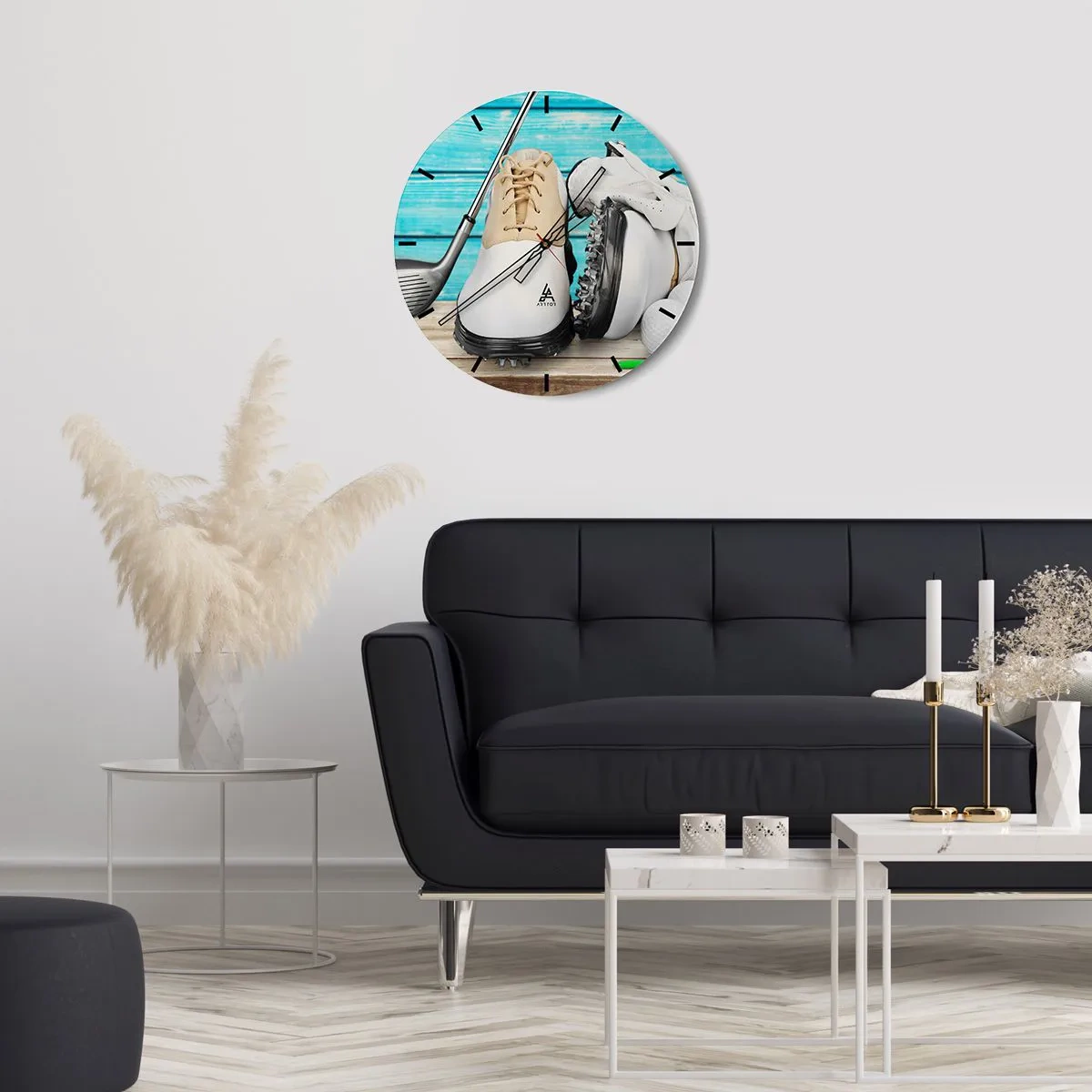 Reloj de pared - Reloj de vidrio - Zapatos de golf, un palo de golf y pelotas sobre un fondo de madera azul. - 30x30cm - Todo listo - Decoración de pared moderna para salón, cocina y dormitorio ARTTOR