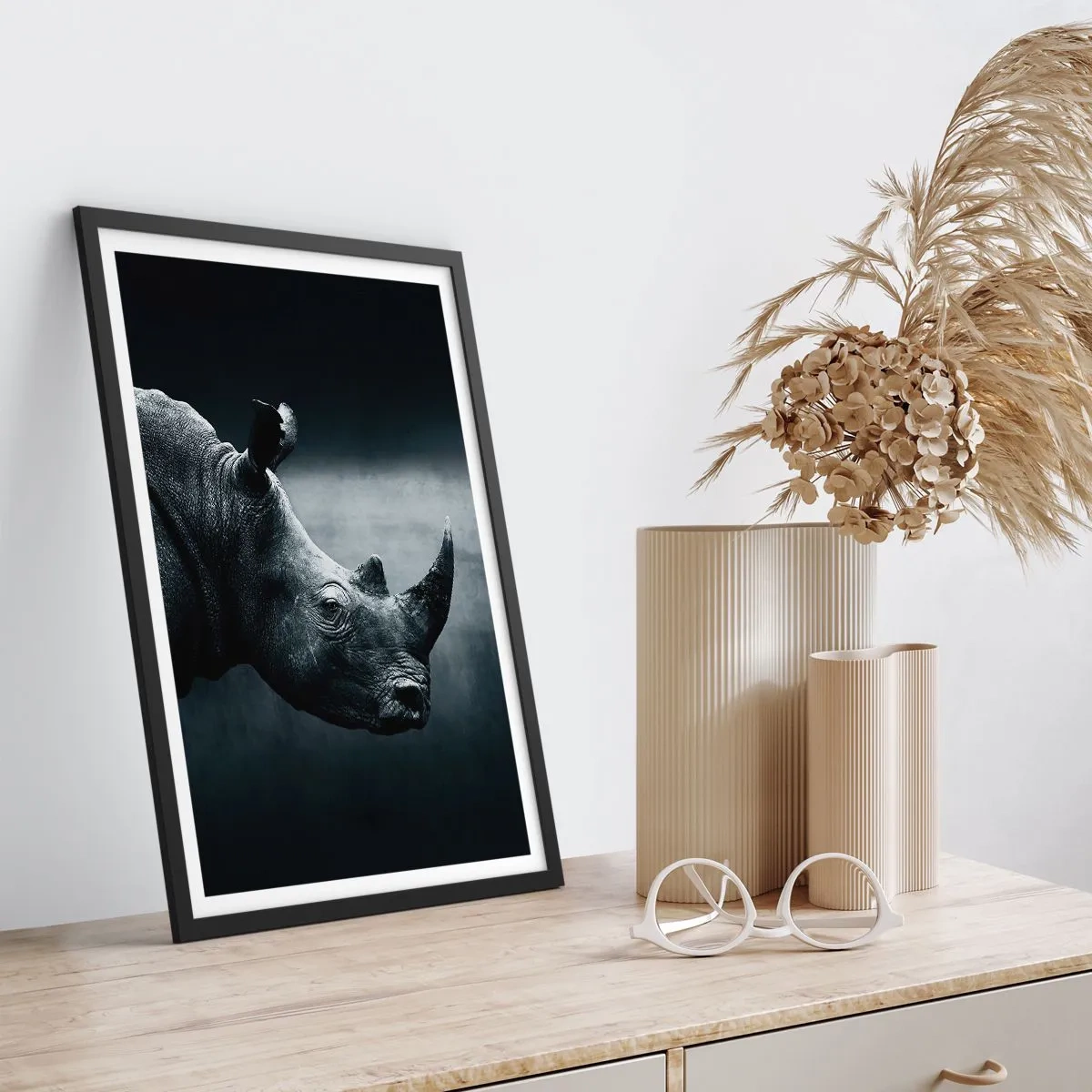 Póster en marco negro - Retrato en blanco y negro de un rinoceronte sobre un fondo oscuro. - 50x70cm - Perfil derecho - Decoración de pared moderna para salón y dormitorio ARTTOR