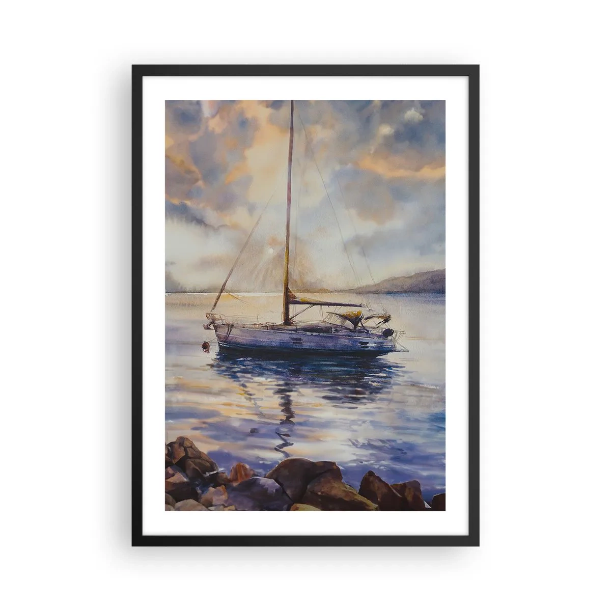 Póster en marco negro - Un velero en aguas tranquilas a la luz del atardecer. - 50x70cm - Atardecer en la bahía - Decoración de pared moderna para salón y dormitorio ARTTOR