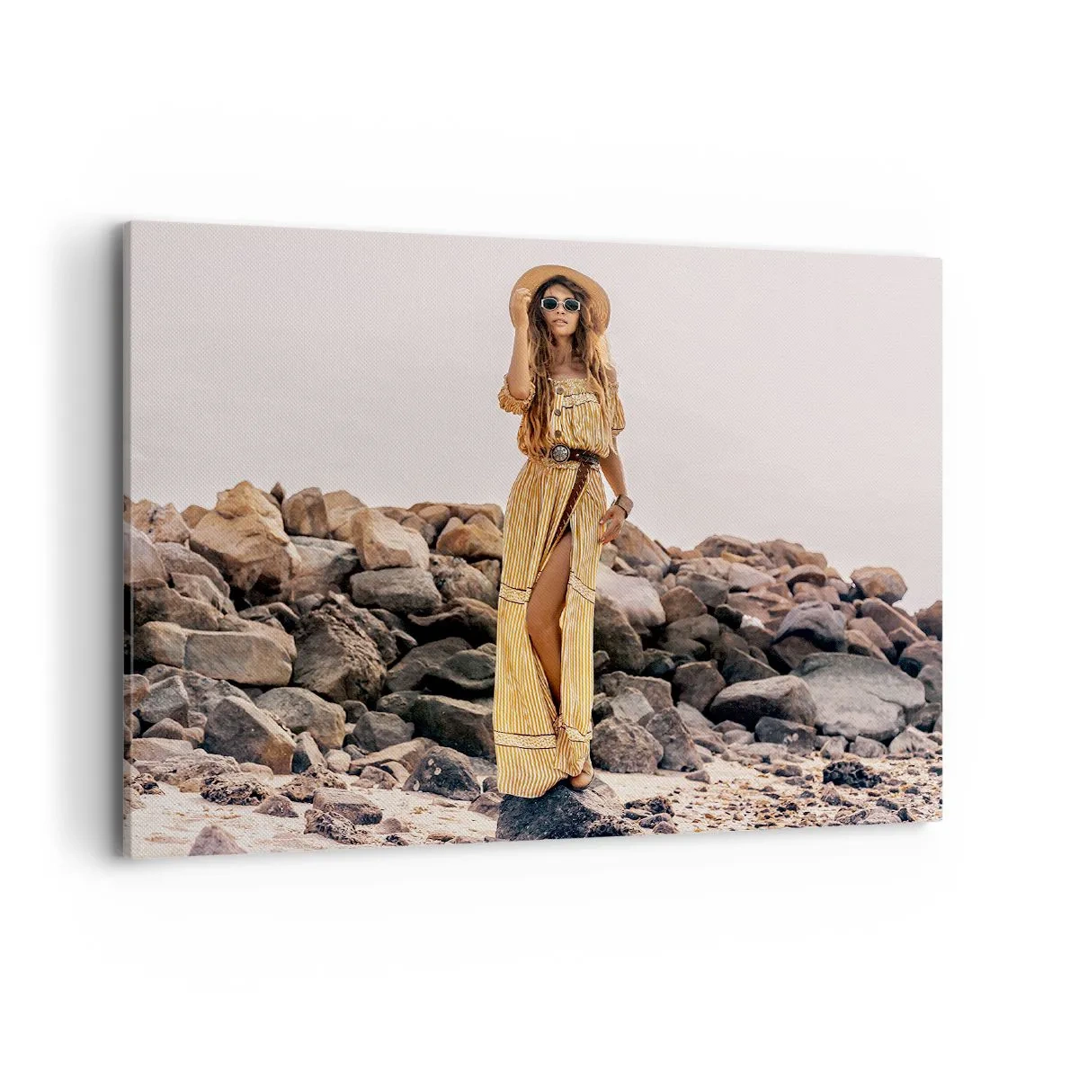 Cuadro sobre lienzo - Impresión de Imagen - Una mujer con estilo boho sobre un fondo de playa rocosa. - 100x70cm - La magia de las piedras - Decoración de pared moderna para salón y dormitorio ARTTOR