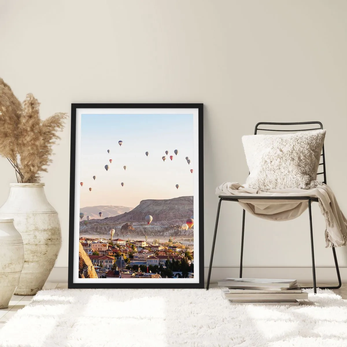 Póster en marco negro - Globos flotando sobre Capadocia al amanecer - 50x70cm - Surcando los cielos - Decoración de pared moderna para salón y dormitorio ARTTOR