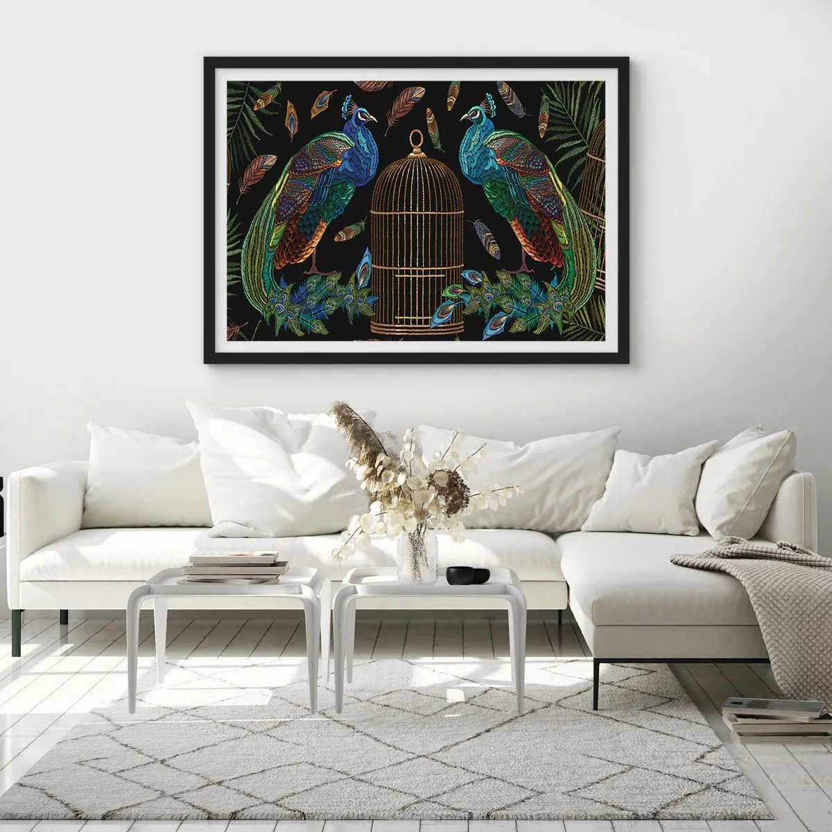 Póster en marco negro - Pavos reales junto a una jaula dorada sobre un fondo negro - 70x50cm - Con plumajes reales - Decoración de pared moderna para salón y dormitorio ARTTOR