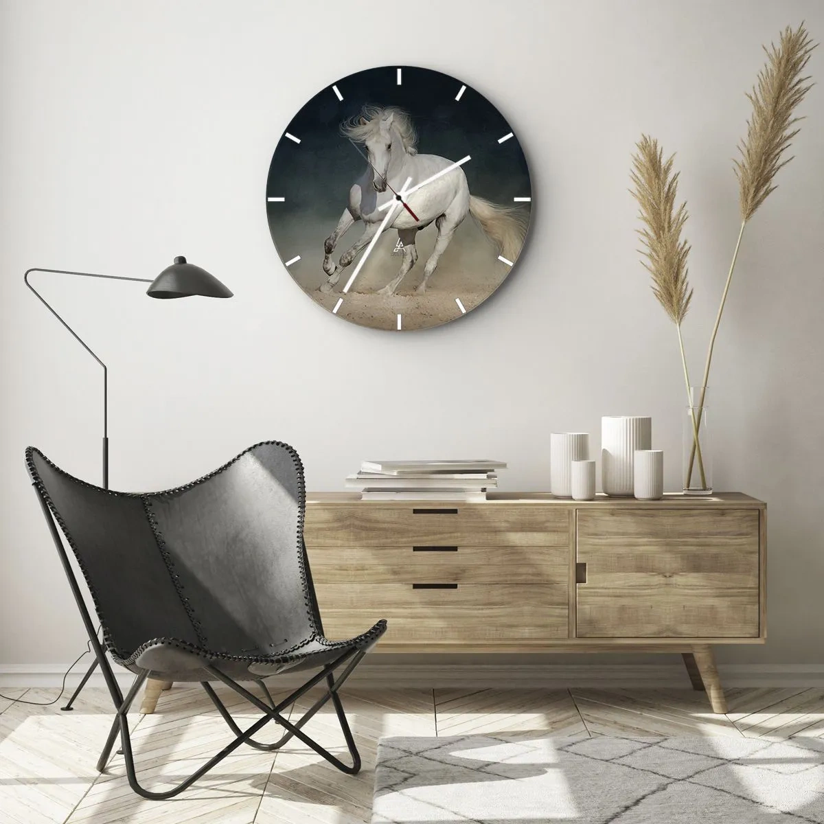 Reloj de pared - Reloj de vidrio - Un caballo blanco galopando por la arena contra un cielo oscuro. - 30x30cm - Libertad en estado puro - Decoración de pared moderna para salón, cocina y dormitorio ARTTOR