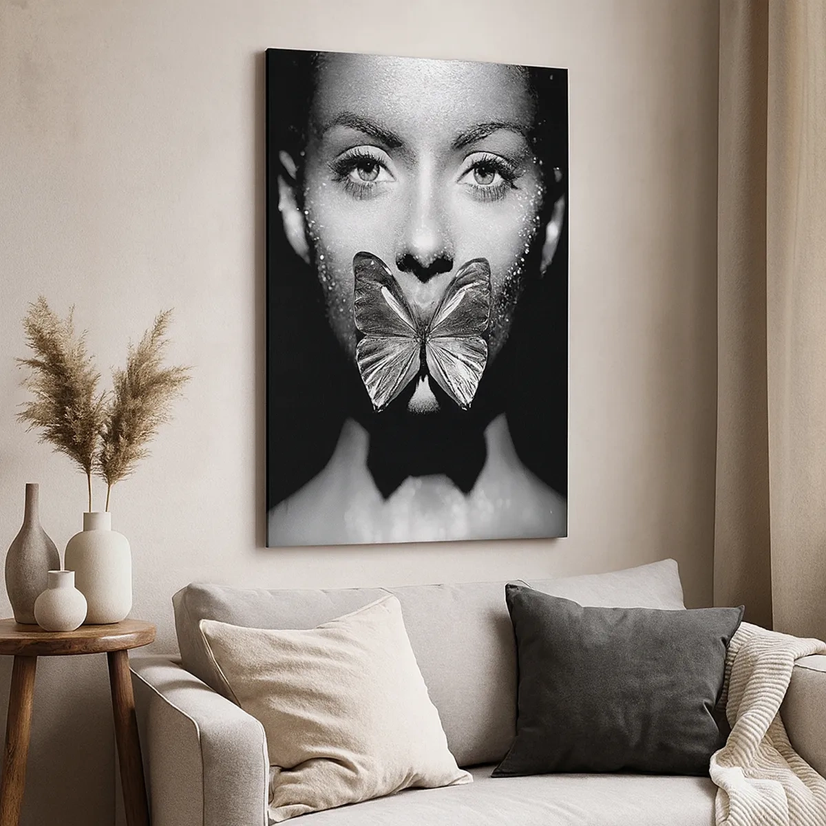Cuadro sobre lienzo - Impresión de Imagen - Rostro de mujer en blanco y negro con una mariposa en los labios. - 50x70cm - Beso de mariposa - Decoración de pared moderna para salón y dormitorio ARTTOR