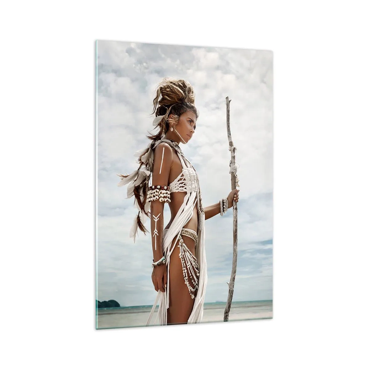 Cuadro sobre vidrio - Impresiones sobre Vidrio - Mujer estilizada en la playa con adornos étnicos y un palo. - 70x100cm - Reina de los trópicos - Decoración de pared moderna para salón y dormitorio ARTTOR
