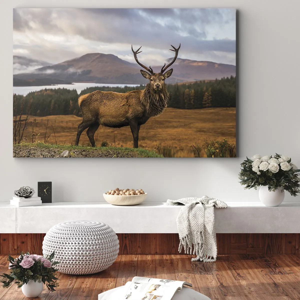 Cuadro sobre lienzo - Impresión de Imagen - Un ciervo con el telón de fondo de un paisaje montañoso con lagos y bosques. - 70x50cm - La majestuosidad de la naturaleza - Decoración de pared moderna para salón y dormitorio ARTTOR