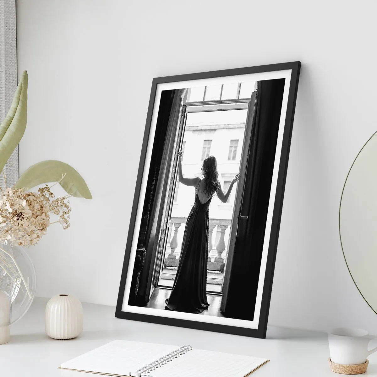 Póster en marco negro - Una mujer con un vestido largo parada en un balcón abierto. - 50x70cm - Con gran estilo - Decoración de pared moderna para salón y dormitorio ARTTOR