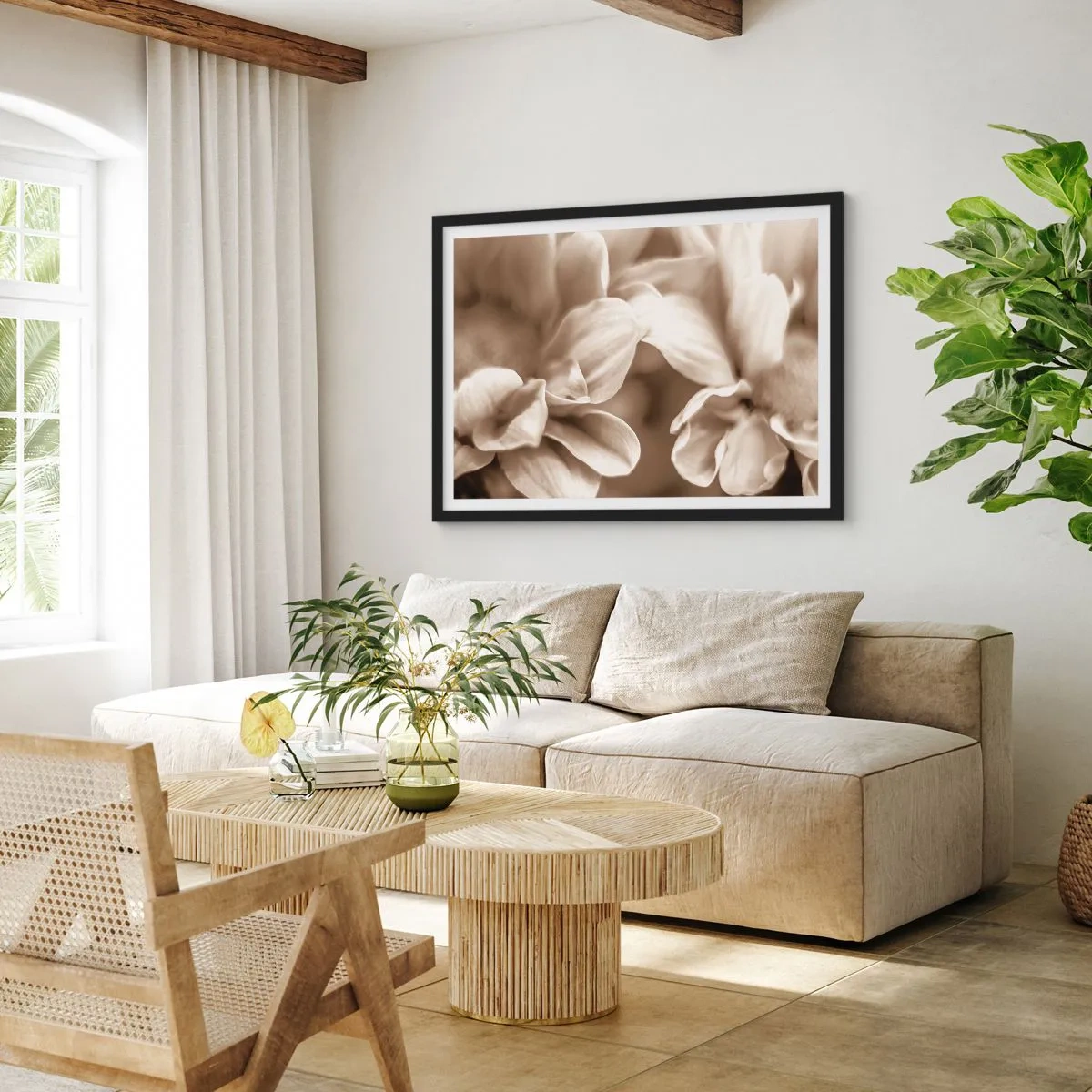 Póster en marco negro - Primer plano de flores en un delicado tono sepia con contornos suaves. - 100x70cm - Suave como una sonrisa - Decoración de pared moderna para salón y dormitorio ARTTOR