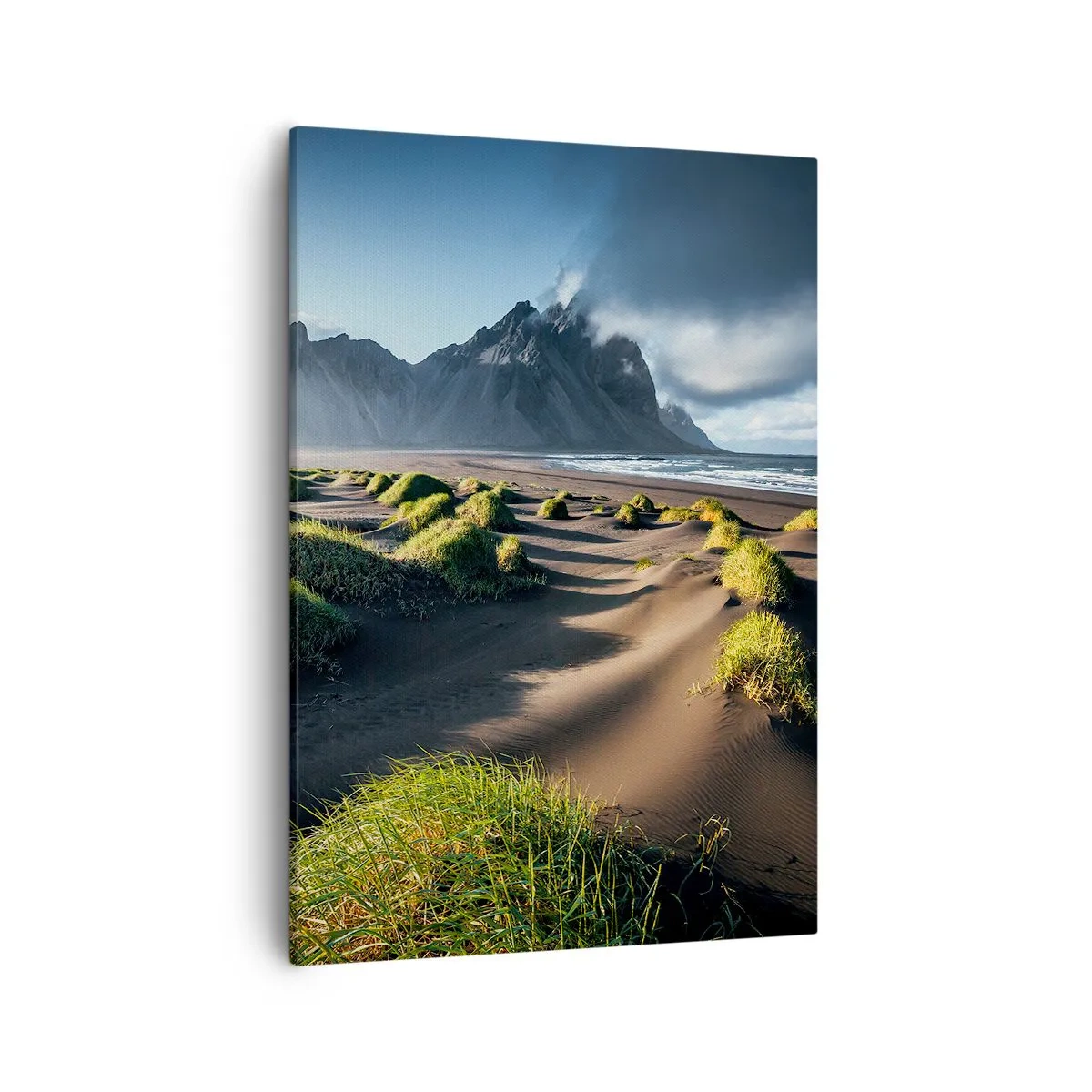 Cuadro sobre lienzo - Impresión de Imagen - Dunas verdes con fondo de montañas bajo un cielo azul - 50x70cm - Armonía de los elementos - Decoración de pared moderna para salón y dormitorio ARTTOR