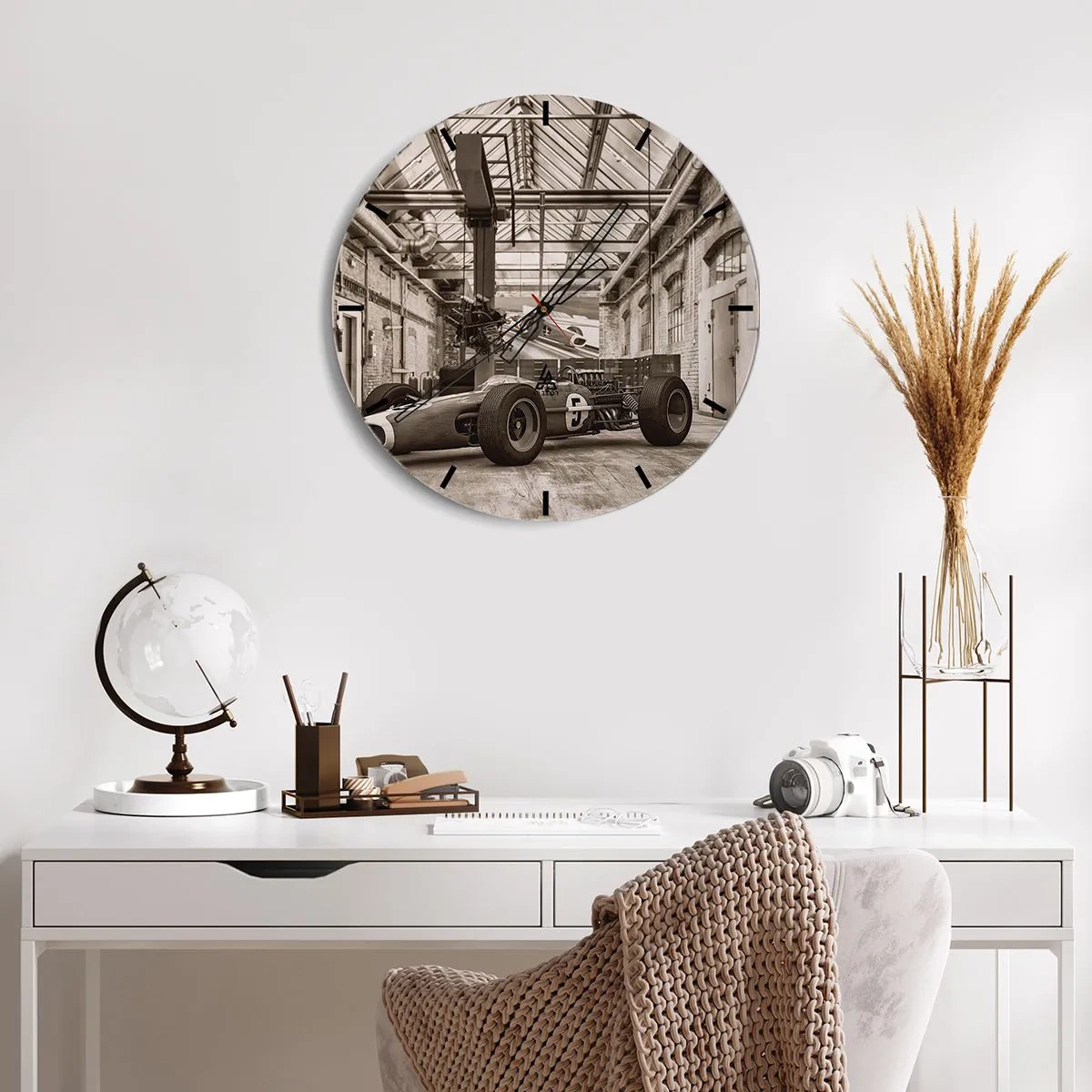 Reloj de pared - Reloj de vidrio - Un coche de carreras clásico en una antigua nave industrial. - 30x30cm - El descanso del vencedor - Decoración de pared moderna para salón, cocina y dormitorio ARTTOR