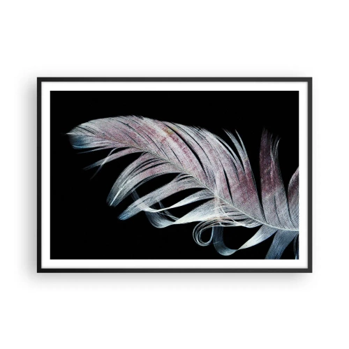 Póster en marco negro - Una delicada pluma sobre un fondo negro en un enfoque artístico. - 100x70cm - Piensa en el tacto - Decoración de pared moderna para salón y dormitorio ARTTOR