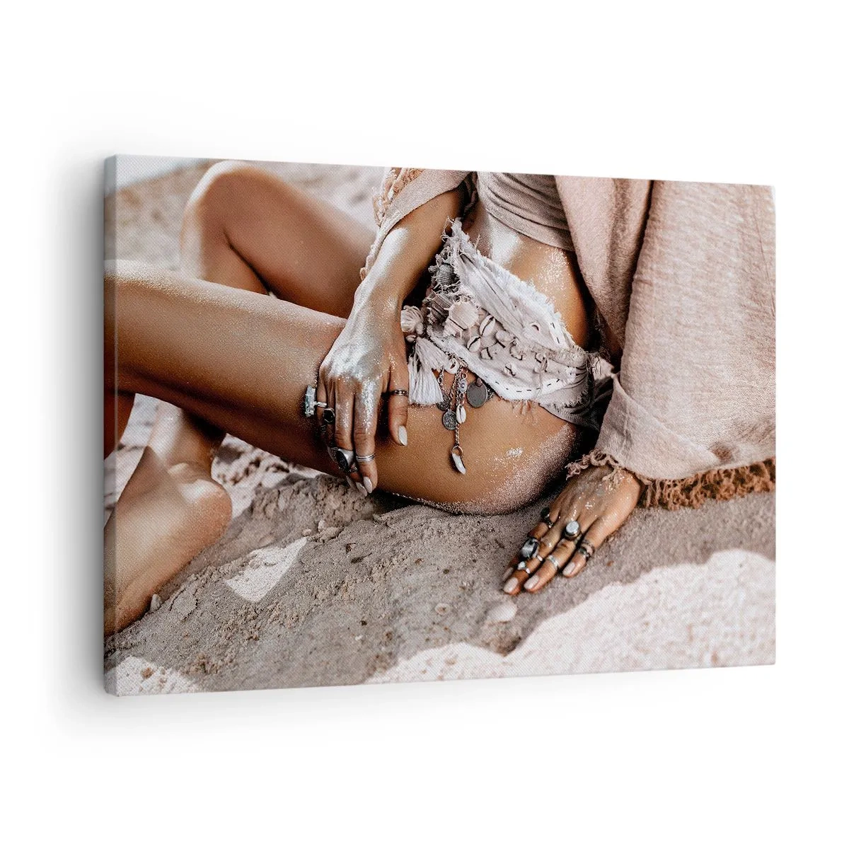 Cuadro sobre lienzo - Impresión de Imagen - Mujer bohemia en la playa con joyas - 70x50cm - Bañada por el sol y la arena - Decoración de pared moderna para salón y dormitorio ARTTOR