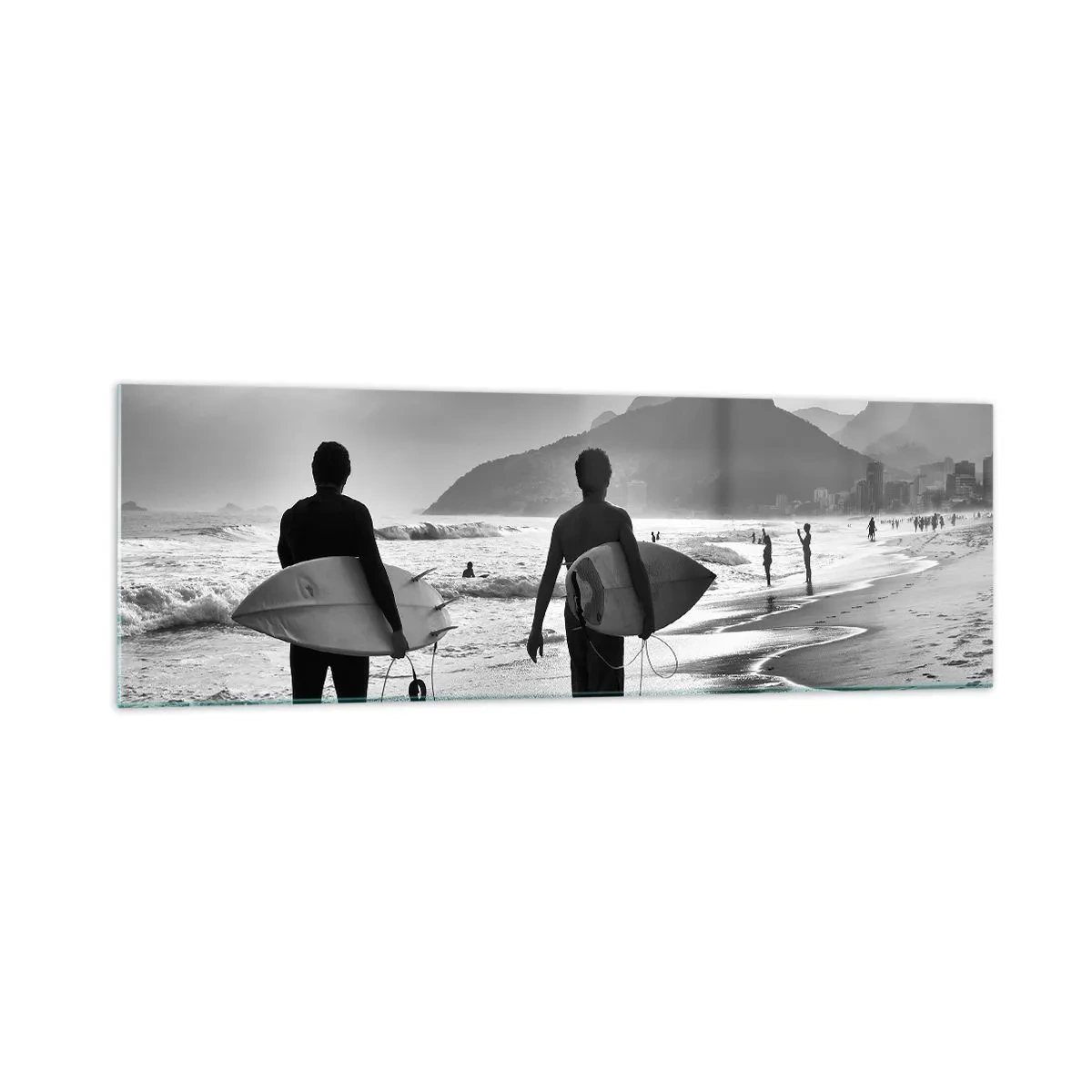 Cuadro sobre vidrio - Impresiones sobre Vidrio - Dos surfistas caminando por la playa con sus tablas en blanco y negro. - 160x50cm - Samba para una ola - Decoración de pared moderna para salón y dormitorio ARTTOR