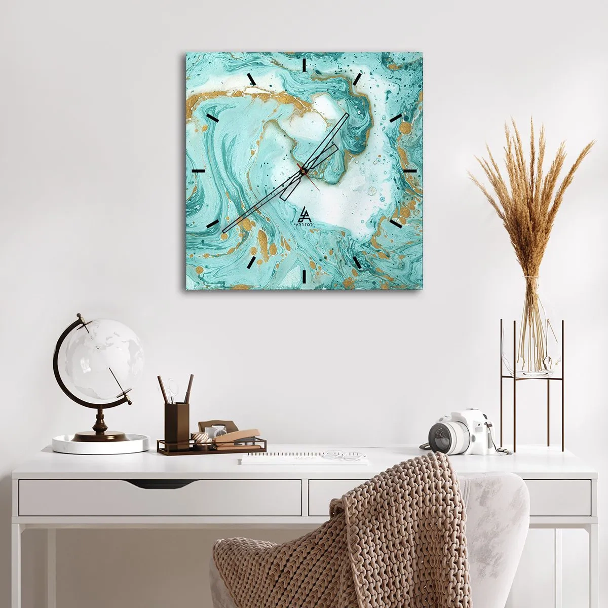 Reloj de pared - Reloj de vidrio - Mármol turquesa con acentos dorados en una composición abstracta. - 30x30cm - Bajo la gran ola del periodo Edo - Decoración de pared moderna para salón y dormitorio ARTTOR