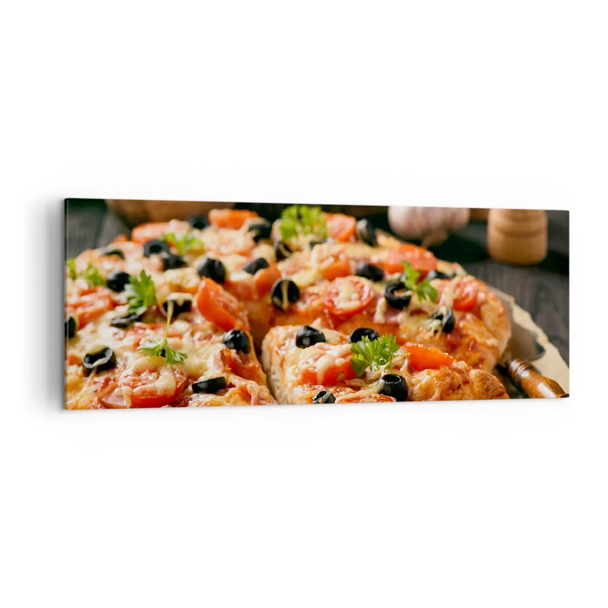 Cuadro sobre lienzo - Impresión de Imagen - Pizza con tomates, aceitunas y hierbas frescas en la mesa. - 140x50cm - Delicioso aroma - Decoración de pared moderna para salón y dormitorio ARTTOR