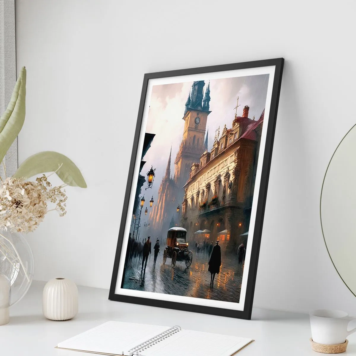 Póster en marco negro - Ciudad histórica al atardecer con un vehículo histórico - 50x70cm - La magia de una noche de Praga - Decoración de pared moderna para salón y dormitorio ARTTOR