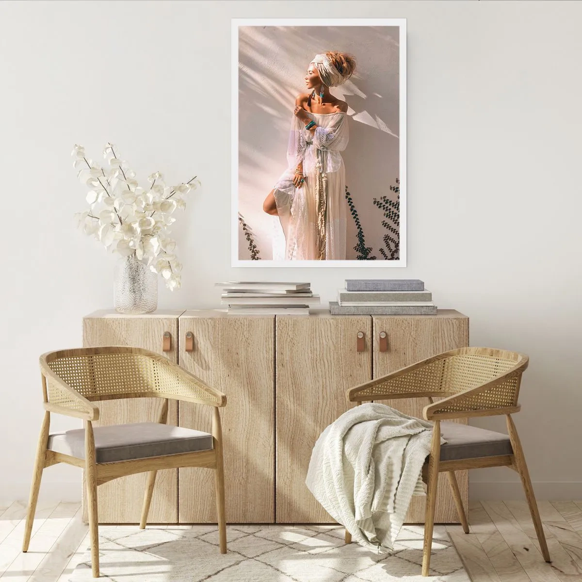 Póster - Mujer elegante con un vestido boho frente a una pared clara - 50x70cm - El sol y la joven - Decoración de pared moderna para salón y dormitorio ARTTOR