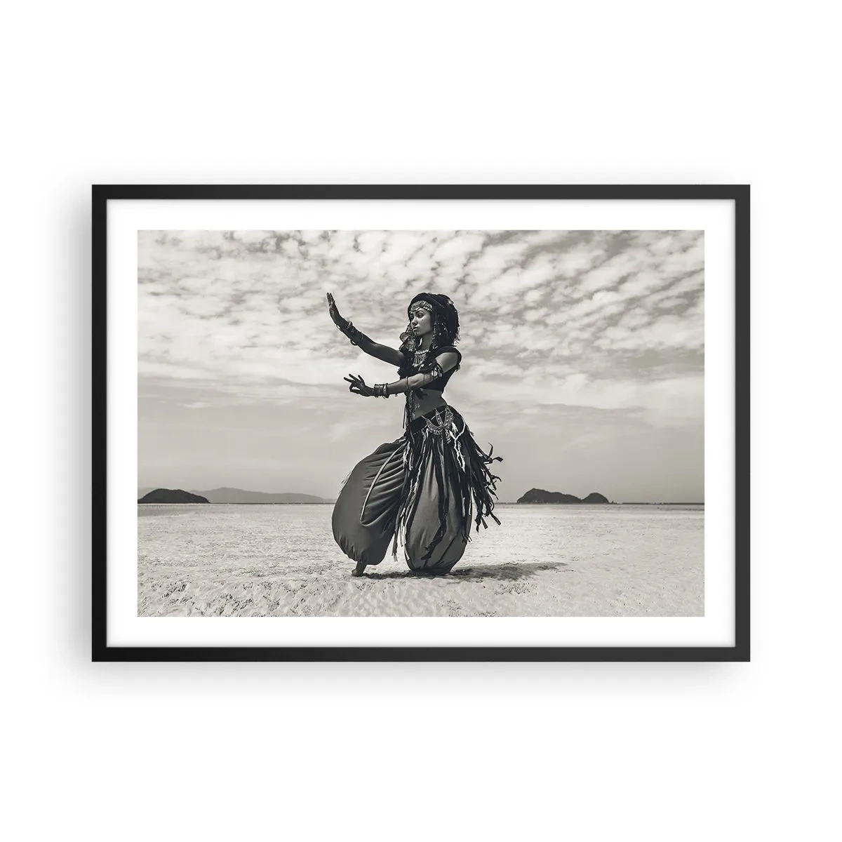 Póster en marco negro - Bailarina exótica con el desierto como telón de fondo - 70x50cm - Danza de las Islas del Sur - Decoración de pared moderna para salón y dormitorio ARTTOR