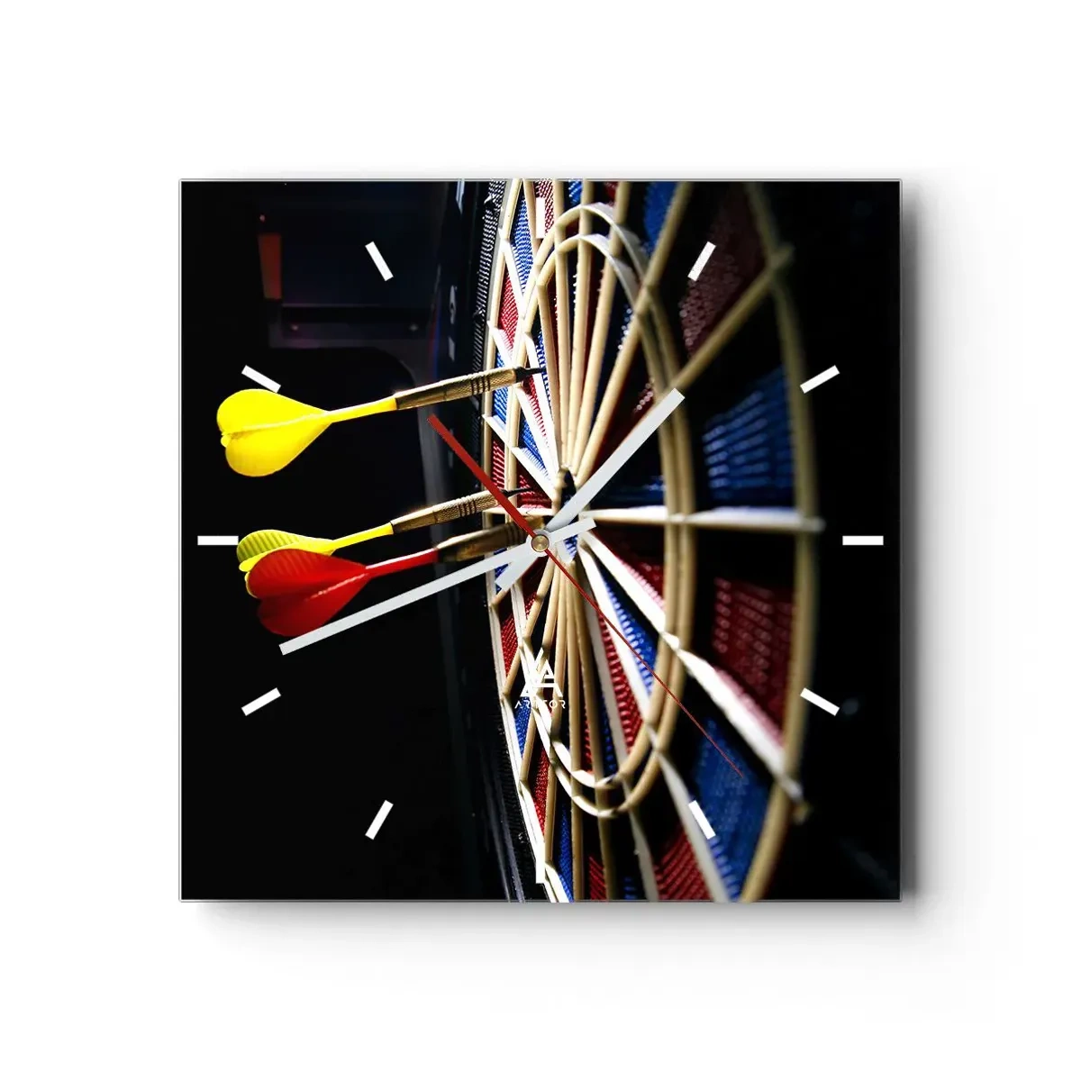 Reloj de pared - Reloj de vidrio - Un tablero de dardos con dardos impactados sobre un fondo negro - 30x30cm - En el blanco - Decoración de pared moderna para salón y dormitorio ARTTOR