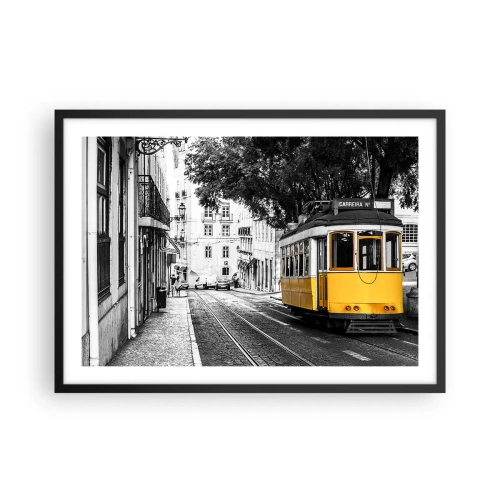 Póster en marco negro - Un tranvía amarillo con el telón de fondo de una calle en blanco y negro. - 70x50cm - Y un fado de fondo - Decoración de pared moderna para salón y dormitorio ARTTOR