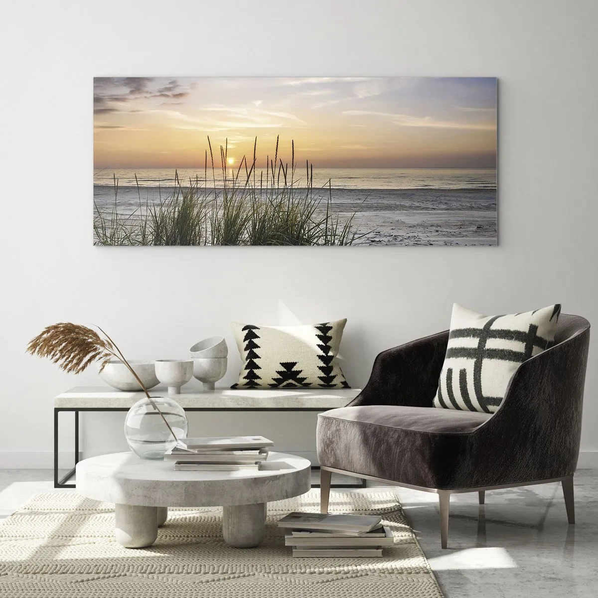 Cuadro sobre vidrio - Impresiones sobre Vidrio - Una playa de arena al atardecer con césped al fondo. - 140x50cm - Mira, piensa, siente - Decoración de pared moderna para salón y dormitorio ARTTOR