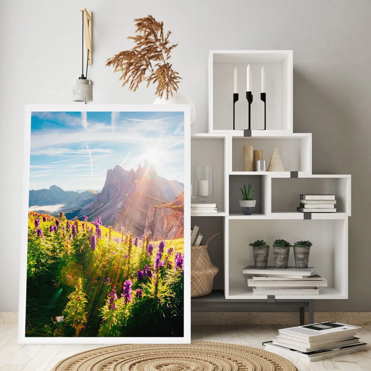 Póster - Un paisaje de montaña con un prado lleno de flores al amanecer. - 50x70cm - La vida secreta de las hierbas - Decoración de pared moderna para salón y dormitorio ARTTOR