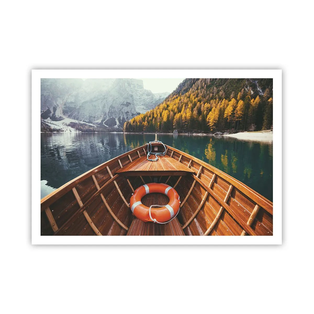 Póster - Un barco de madera en un lago de montaña rodeado de bosque. - 100x70cm - Viaje a la montaña - Decoración de pared moderna para salón y dormitorio ARTTOR