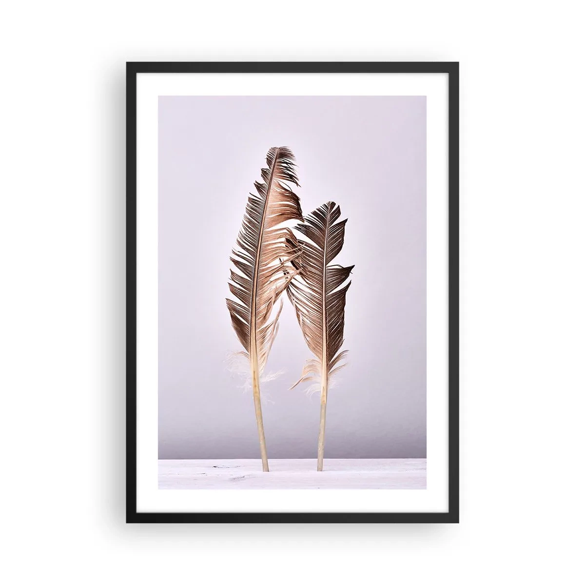 Póster en marco negro - Dos plumas marrones sobre un fondo claro en estilo minimalista. - 50x70cm - Contra la nada - Decoración de pared moderna para salón y dormitorio ARTTOR