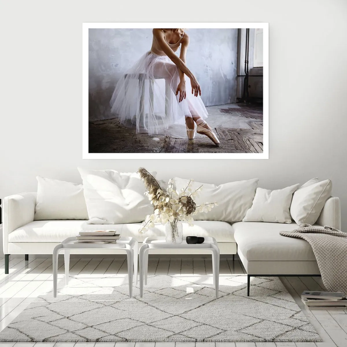Póster - Una bailarina en una pose delicada sobre un fondo industrial. - 100x70cm - Antes de que brillen las luces del escenario - Decoración de pared moderna para salón y dormitorio ARTTOR