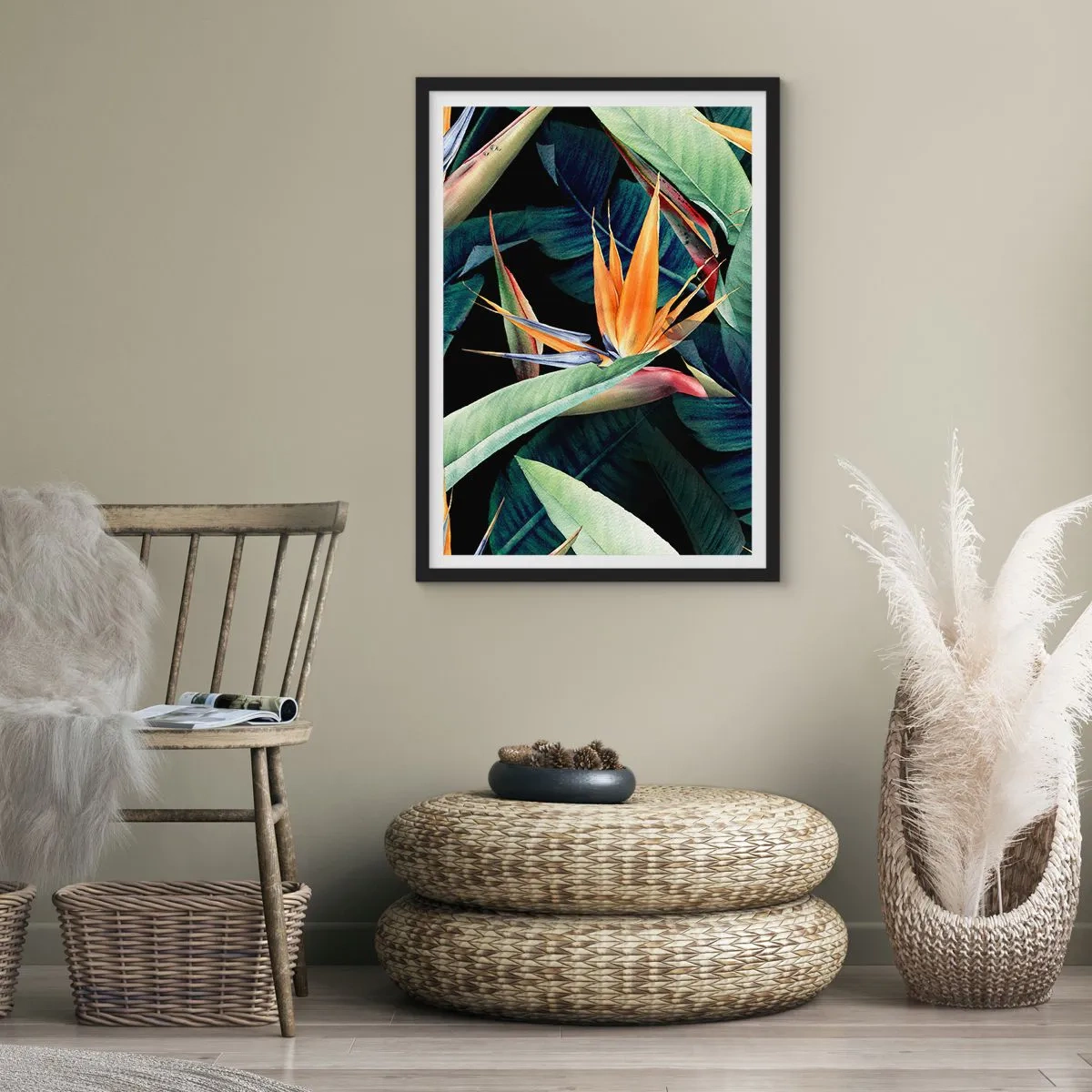 Póster en marco negro - Flor exótica de strelitzia sobre un fondo oscuro. - 50x70cm - Flores de llamas de los trópicos - Decoración de pared moderna para salón y dormitorio ARTTOR