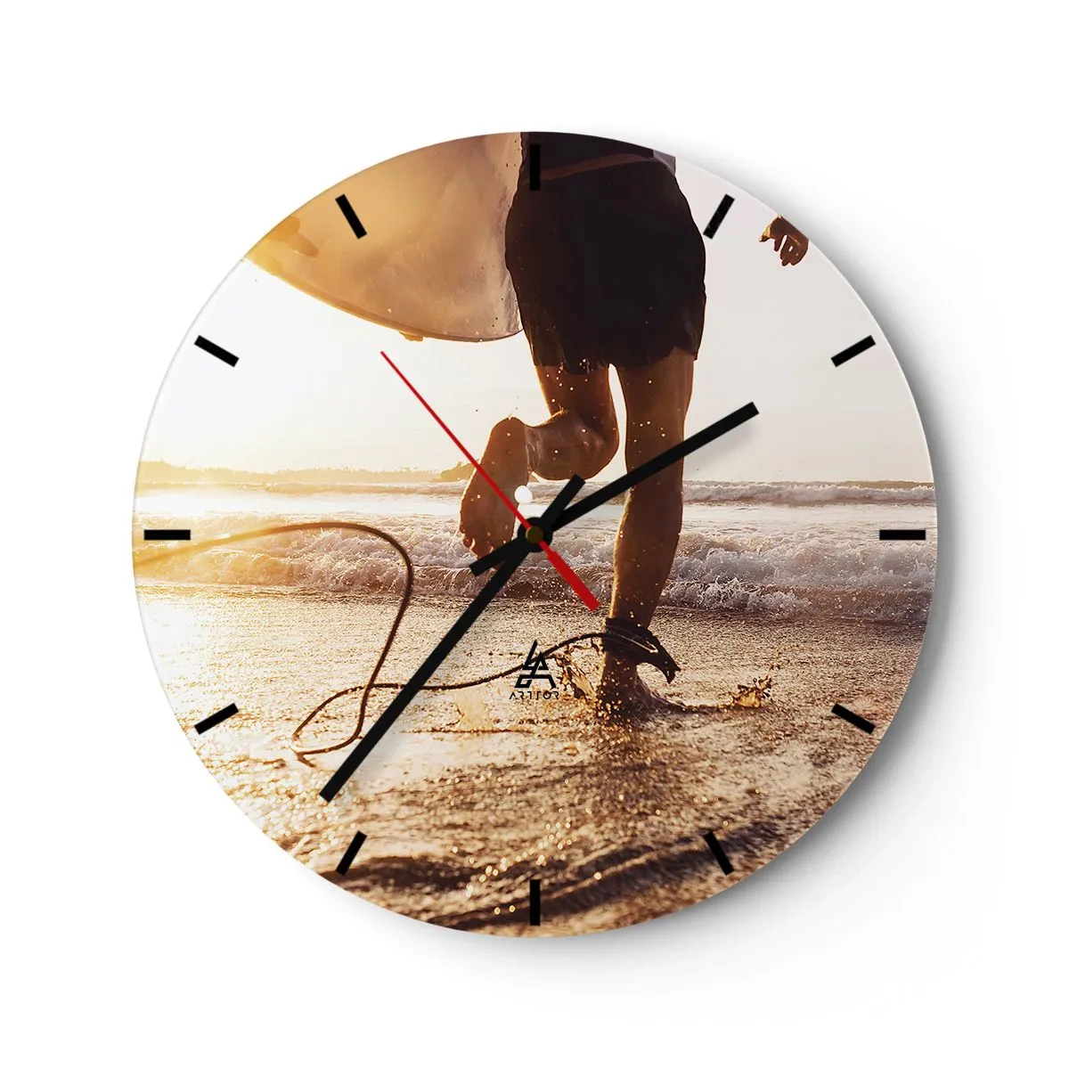 Reloj de pared - Reloj de vidrio - Un surfista corre por la playa con su tabla al atardecer. - 30x30cm - Para enfrentar la ola - Decoración de pared moderna para salón, cocina y dormitorio ARTTOR