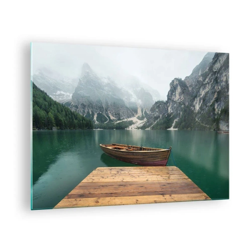 Cuadro sobre vidrio - Impresiones sobre Vidrio - Un barco en los muelles de un lago en un paisaje montañoso con niebla. - 70x50cm - Paisaje inolvidable - Decoración de pared moderna para salón y dormitorio ARTTOR
