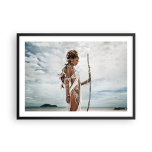Póster en marco negro - Mujer estilizada en la playa con adornos étnicos y un palo. - 70x50cm - Reina de los trópicos - Decoración de pared moderna para salón y dormitorio ARTTOR