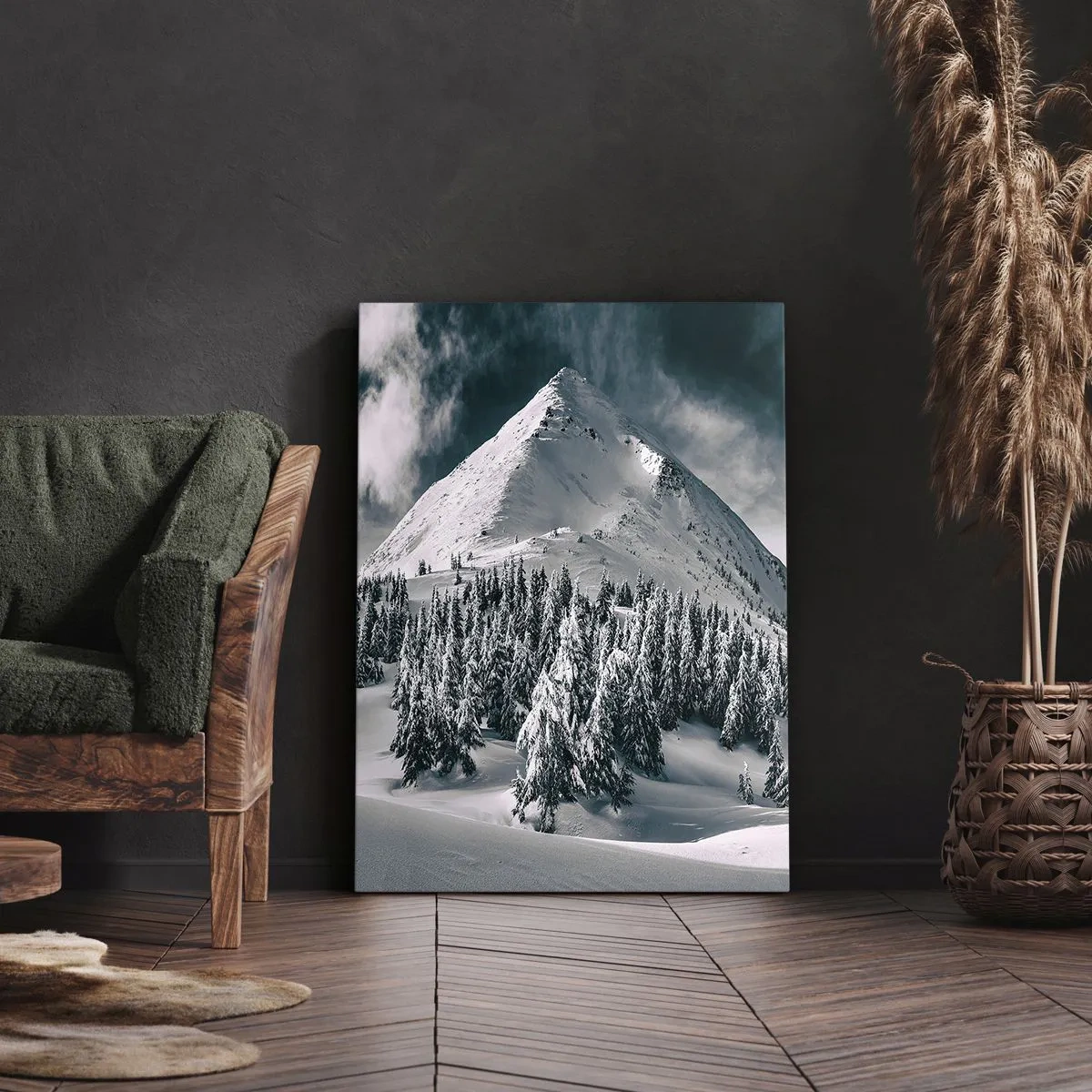 Cuadro sobre lienzo - Impresión de Imagen - Un pico de montaña cubierto de nieve rodeado de un bosque invernal. - 50x70cm - Tierra de nieve y hielo - Decoración de pared moderna para salón y dormitorio ARTTOR